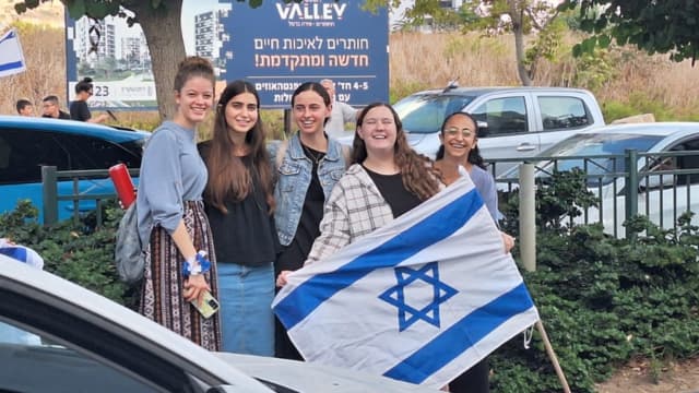 מתנדבות מהאגודה להתנדבות בקבלת הפנים (צילום: האגודה להתנדבות) מתנדבות מהאגודה להתנדבות בקבלת הפנים