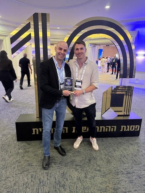 טל קידר ואחיו יובל (צילום: יח"צ קידר) טל קידר ואחיו יובל
