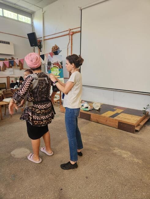 מיזם "מנשאים של אהבה" בכפר סבא ( צילום: עיריית כפר סבא) מיזם "מנשאים של אהבה" בכפר סבא