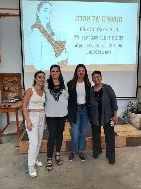 מימין: אמא של ענבר (בחולצה האפורה), אשת ראש העיר מיטל סער, ג'סמין מובילת הפרויקט ומתנדבת בפרויקט קרן סירי (צילום: עיריית כפר סבא) מימין: אמא של ענבר (בחולצה האפורה), אשת ראש העיר מיטל סער, ג'סמין מובילת הפרויקט ומתנדבת בפרויקט קרן סירי