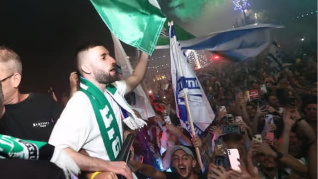 שורד השבי מתן אנגרסט חזר הביתה לקרית ביאליק (צילום: גיל נחושתן) שורד השבי מתן אנגרסט חזר הביתה לקרית ביאליק