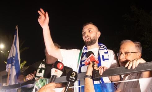 שורד השבי מתן אנגרסט לצד ראש העיר דוקורסקי (צילום: באדיבות העירייה) שורד השבי מתן אנגרסט לצד ראש העיר דוקורסקי
