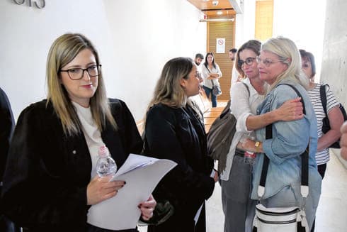 תמי איטח עם צוות הפרקליטות בבית המשפט (צילום: נחום סגל) תמי איטח עם צוות הפרקליטות בבית המשפט