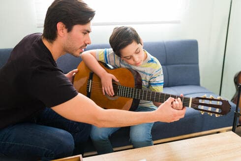 נגינה על פסנתר וגם לגיטרה