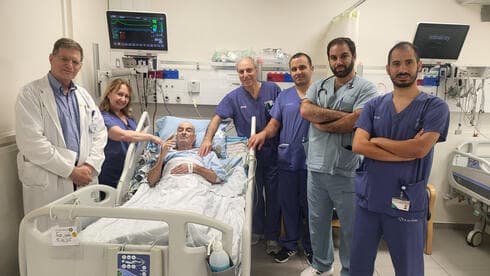 המטופל שלמה רפאל מתאושש עם הצוות הסיעודי במחלקה לטיפול נמרץ לב בכרמל (צילום: אלי דדון) המטופל שלמה רפאל מתאושש עם הצוות הסיעודי במחלקה לטיפול נמרץ לב בכרמל