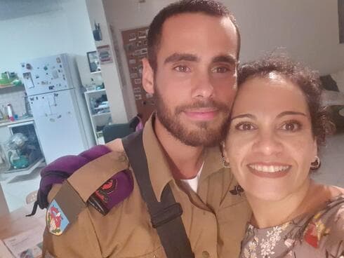 סמ"ר עידו ברוך ז"ל עם אימו עינב ברוך