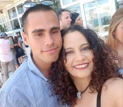 סמ"ר עידו ברוך ז"ל עם אימו עינב ברוך
