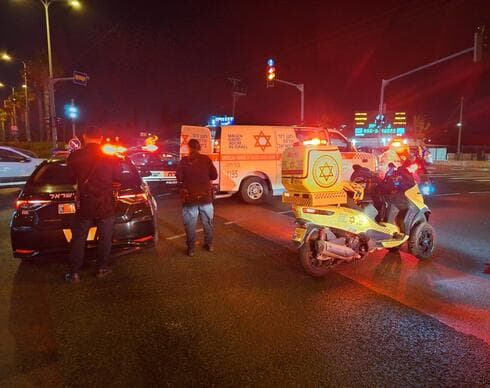 זירת התאונה ברחוב צה"ל בקרית מוצקין (צילום: תיעוד מבצעי מד"א) הולכת רגל במצב אנוש לאחר שנפגעה מרכב בקרית מוצקין