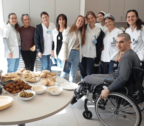 איציק (מימין)בזמן השיקום עם הצוות של ריפוי בעיסוק (צילום: דוברות הדסה) איציק (מימין)בזמן השיקום עם הצוות של ריפוי בעיסוק