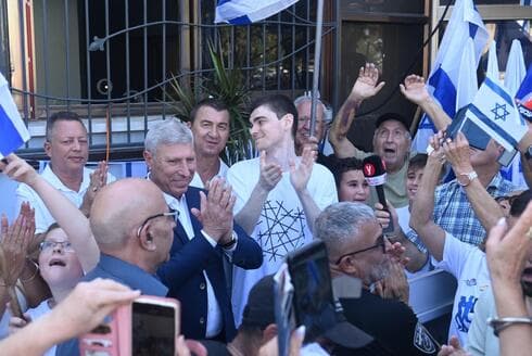 קרית אתא מקבלת בברכה את שורד השבי מקסים הרקין ואביו קרית אתא מקבלת בברכה את שורד השבי מקסים הרקין ואביו