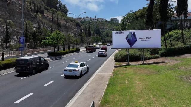 מה מוכרים לנו? שלטי חוצות בחיפה והקריות