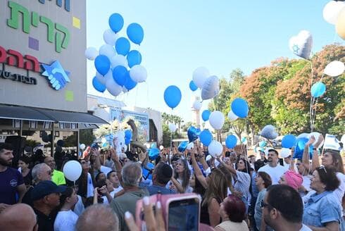 קרית אתא מקבלת בברכה את שורד השבי מקסים הרקין ואביו (צילום: עיריית קרית אתא) קרית אתא מקבלת בברכה את שורד השבי מקסים הרקין ואביו