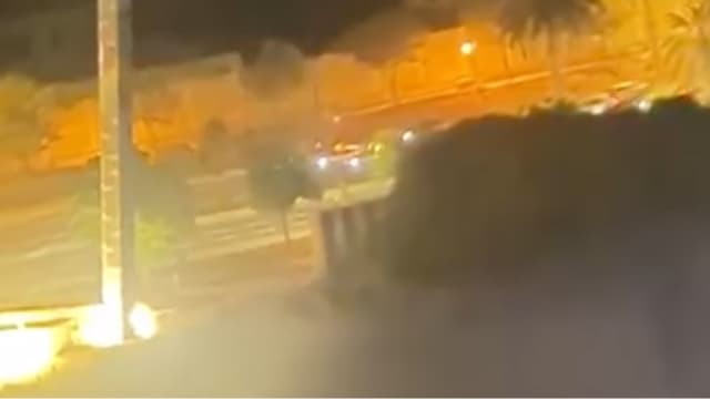 האירוע בכביש 40, מתוך הסרטון שהופץ ברשת החברתית (צילום: מתוך סרטון שהופץ ברשת החברתית, שימוש לפי סעיף 27 א לחוק זכויות יוצרים; באדיבות ירון קדושים) האירוע בכביש 40, מתוך הסרטון שהופץ ברשת החברתית