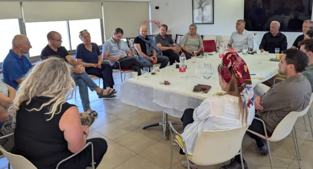 גורמי מקצוע ממשרד האוצר בסיור בגליל העליון (צילום: אבן צור) גורמי מקצוע ממשרד האוצר בסיור בגליל העליון