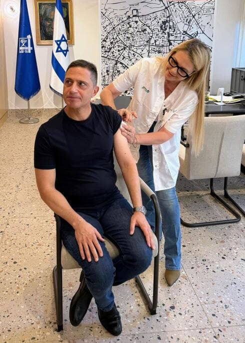 רוביק דנילוביץ' מתחסן לשפעת רוביק דנילוביץ' מתחסן לשפעת