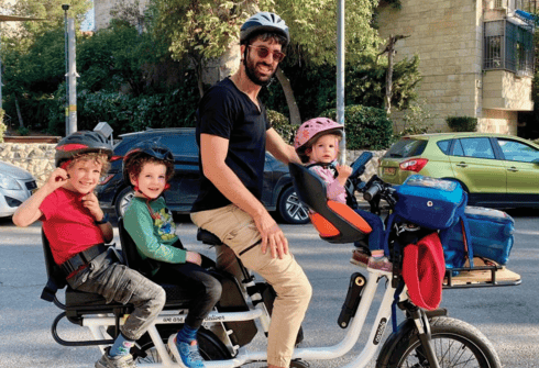 אמרי לוי סדן וילדיו (צילום: נעמה וינר) אמרי לוי סדן וילדיו