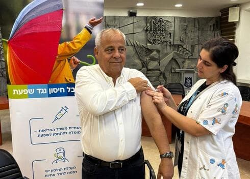 בני ביטון מתחסן לשפעת (צילום: דוברות שירותי בריאות כללית) בני ביטון מתחסן לשפעת