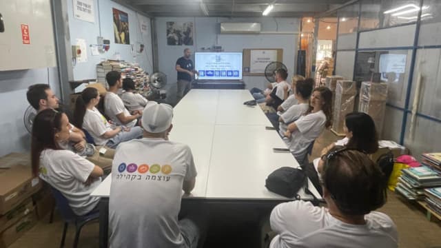 עובדי אלביט בפרויקט התנדבות במרלו"ג חמ"ל אזרחי (צילום: פרטי) עובדי אלביט בפרויקט התנדבות במרלו"ג חמ"ל אזרחי