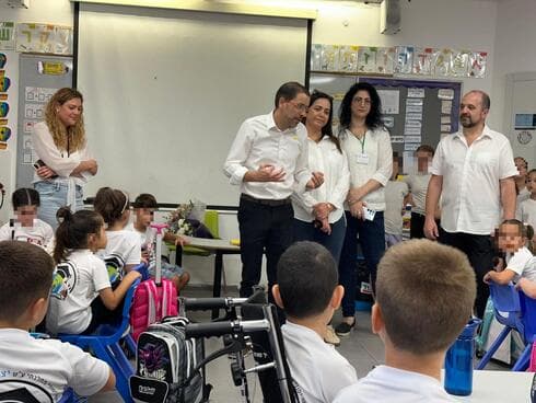 מימין: גנאדי דוזורצוב, סגן ראש העיר, קטי חכמיגרי, מנהלת בית הספר נבון, אורית אסייג, מנהלת אגף החינוך, ציקי אבישר, ראש עיריית קריית מוצקין, רינת מזרחי זינגר מחנכת א' בביה"ס נבון (צילום: דוברות עיריית קריית מוצקין) מימין: גנאדי דוזורצוב, סגן ראש העיר, קטי חכמיגרי, מנהלת בית הספר נבון, אורית אסייג, מנהלת אגף החינוך, ציקי אבישר, ראש עיריית קריית מוצקין, רינת מזרחי זינגר מחנכת א' בביה"ס נבון