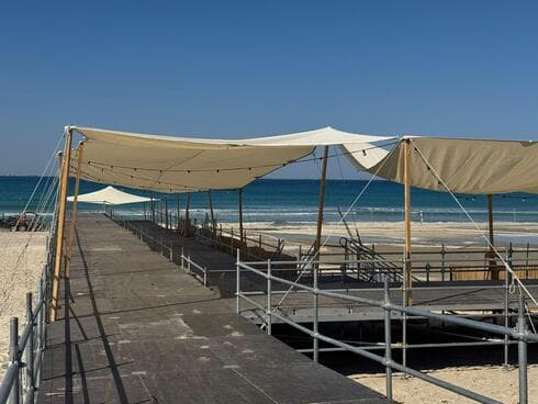 המתחם שהוקם על חופי זבולון ובתולה בקרית ים, לקראת תערוכת סוסים פרטית (צילום: סמדר פישלר) המתחם שהוקם על חופי זבולון ובתולה בקרית ים, לקראת תערוכת סוסים פרטית