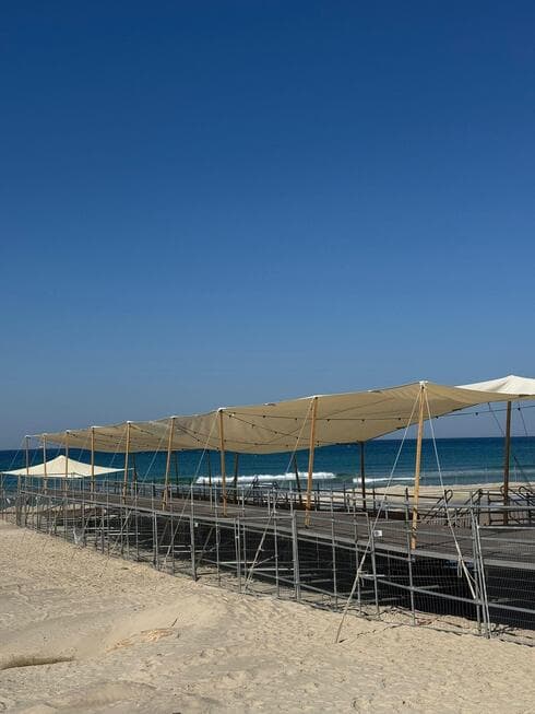 המתחם שהוקם על חופי זבולון ובתולה בקרית ים, לקראת תערוכת סוסים פרטית (צילום: סמדר פישלר) המתחם שהוקם על חופי זבולון ובתולה בקרית ים, לקראת תערוכת סוסים פרטית