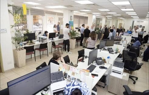 מתחם קבלת הקהל באגף ההכנסות פתח תקוה (צילום: מתוך דף הפייסבוק של רמי גרינברג, שימוש לפי סעיף 27א לחוק זכויות יוצרים) מתחם קבלת הקהל באגף ההכנסות פתח תקוה