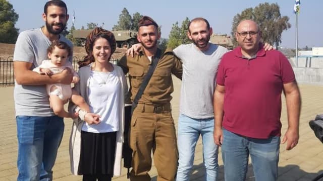 משפחת סימן טוב יחד עם אלעד ז"ל (צילום: פרטי) משפחת סימן טוב יחד עם אלעד ז"ל