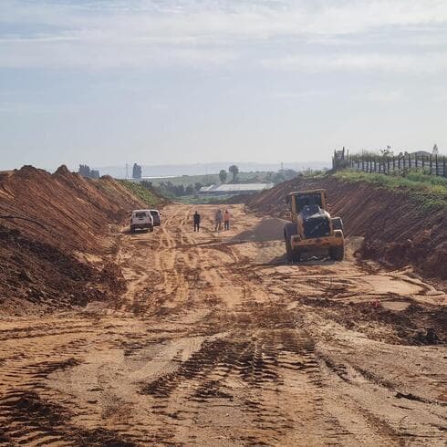עבודות תשתית בשטח רובע שדות (צילום: באדיבות מועצת קריית עקרון) עבודות תשתית בשטח רובע שדות