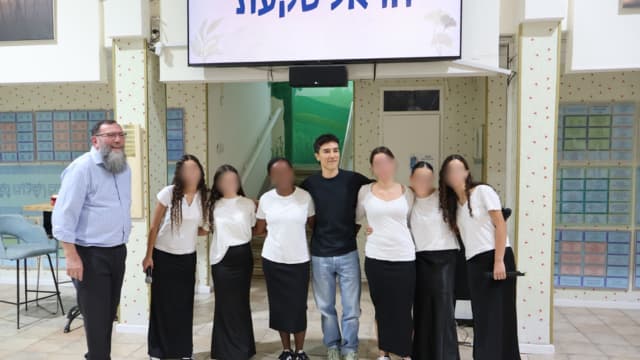 הראל סקעת בביקור בבית הילדים אמונה צבע אלעזרקי