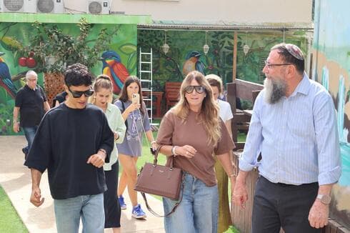 הראל סקעת בביקור בבית הילדים אמונה צבע אלעזרקי