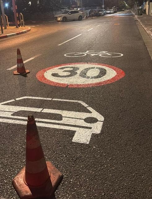 סימונים חדשים בכבישי ראשון לציון (צילום: עיריית ראשון לציון) סימונים חדשים בכבישי ראשון לציון