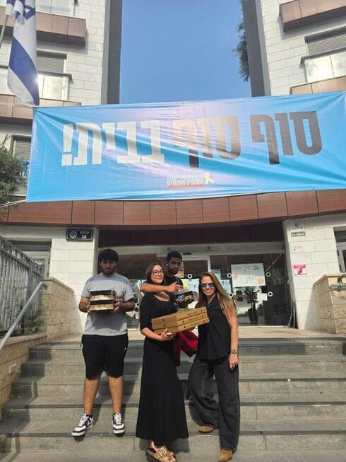 ילדי תיכון ופנימיית "יעדים" הפתיעו את מתן אנגרסט ומשפחתו (צילום: נירית שופן) ילדי תיכון ופנימיית "יעדים" הפתיעו את מתן אנגרסט