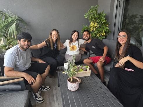 ילדי תיכון ופנימיית "יעדים" הפתיעו את מתן אנגרסט (צילום: נירית שופן) ילדי תיכון ופנימיית "יעדים" הפתיעו את מתן אנגרסט
