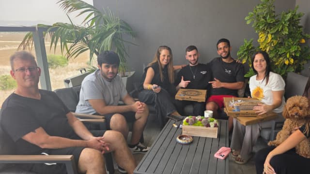 ילדי תיכון ופנימיית "יעדים" הפתיעו את מתן אנגרסט ומשפחתו ילדי תיכון ופנימיית "יעדים" הפתיעו את מתן אנגרסט ומשפחתו