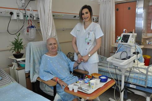 מפקחת הסיעוד אורלי גטניו עם מטופל בידיים טובות במחלקה (צילום: אלי דדון ) מפקחת הסיעוד אורלי גטניו עם מטופל בידיים טובות במחלקה