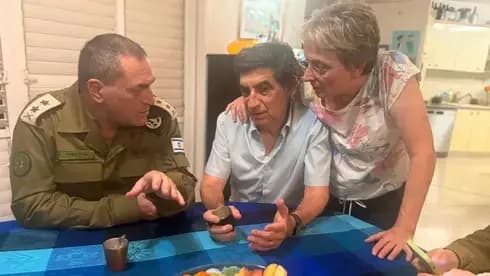 שמחה ולאה גולדין עם הרמטכ"ל (צילום: דובר צה"ל) שמחה ולאה גולדין עם הרמטכ"ל