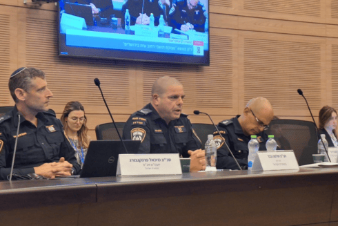 נציגי המשטרה בדיון (צילום: אבישג זוהר) נציגי המשטרה בדיון