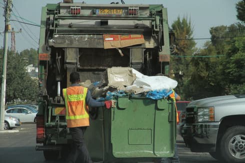 "לא מעט מציאות בזבל" "לא מעט מציאות בזבל"