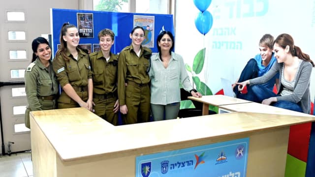 עמדת לשכת הגיוס הבית-ספרית בתיכון ראשונים עמדת לשכת הגיוס הבית-ספרית בתיכון ראשונים