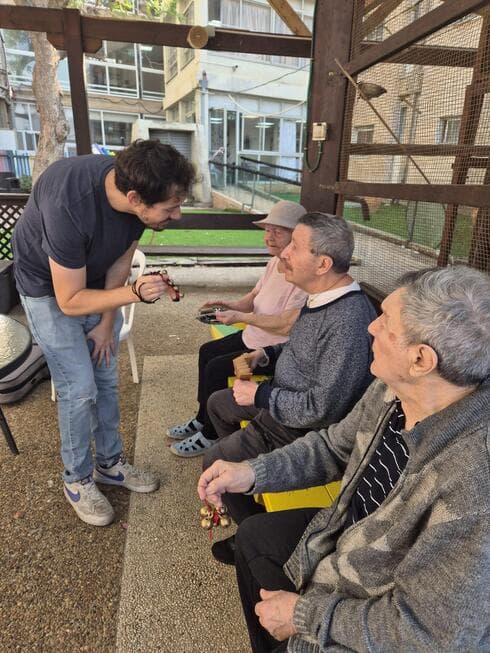 ליאור קרת עם שורדי השואה (צילום: לינדה זיסו עובדת תעסוקה במחלקת תשושי נפש) ליאור קרת עם שורדי השואה
