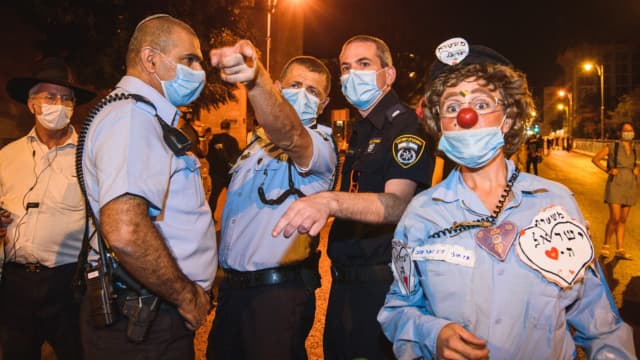 האמנית הפרפורמרית  "השוטרת אז-אולי"
