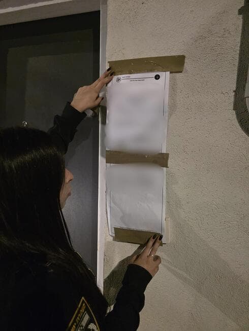 צו סגירה לבית בושת בחולון (צילום: דוברות המשטרה) צו סגירה לבית בושת בחולון