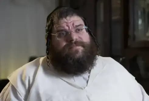 הזמר החסידי מנחם לוק (צילום: מסך כאן 11) הזמר החסידי מנחם לוק