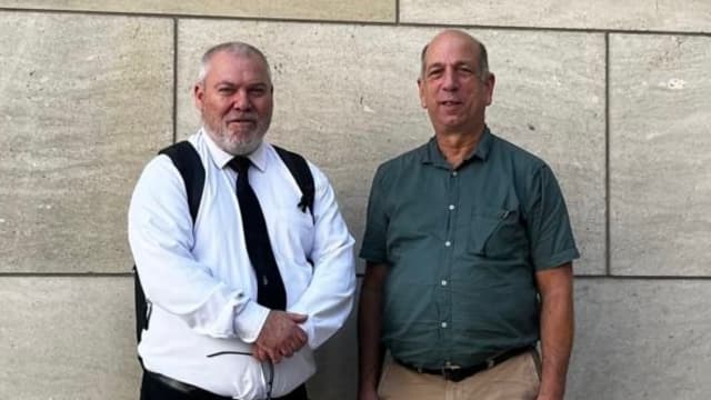 אמיר שדה (מימין) ועו"ד גונן בן יצחק מחוץ לבית המשפט המחוזי חיפה