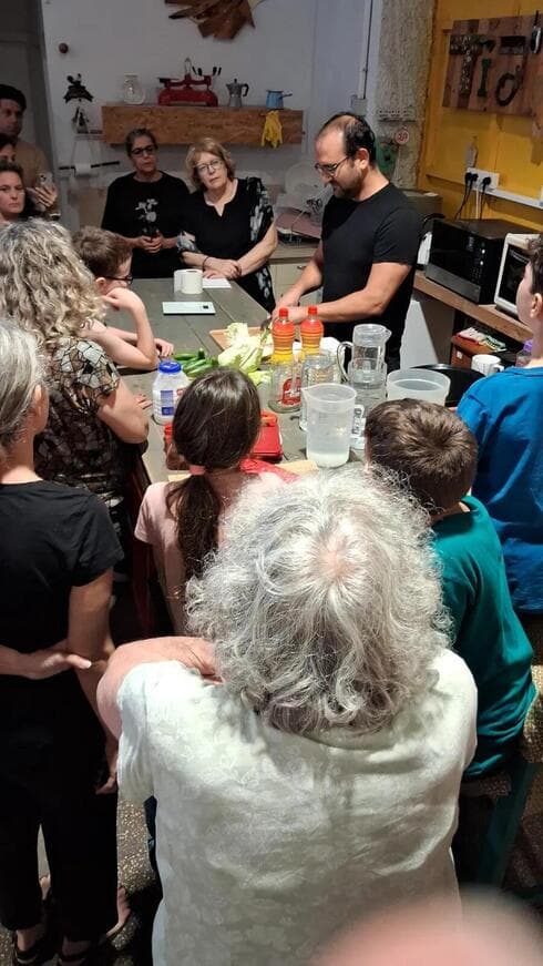 סדנת מטבח קהילתי במרכז קיפוד (צילום: עיריית כפר סבא) סדנת מטבח קהילתי במרכז קיפוד