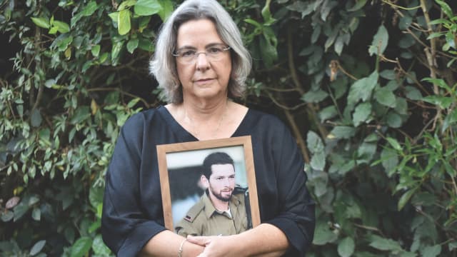 מיה עם תמונת הבן, סרן יהלי גזית ז"ל מיה עם תמונת הבן, סרן יהלי גזית ז"ל