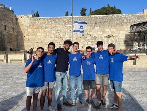 סיון וחבריו במסע ישראלי (צילום: פרטי) סיון וחבריו במסע ישראלי