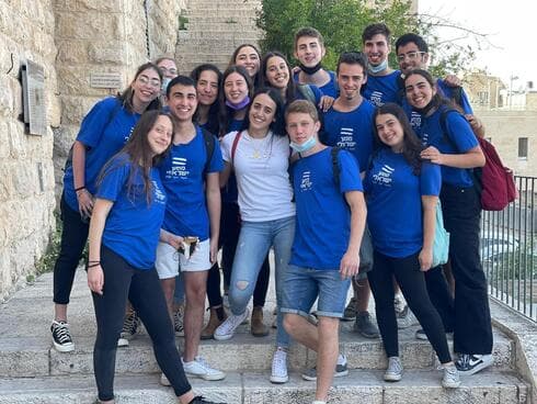 סיון וחבריו במסע ישראלי (צילום: פרטי) סיון וחבריו במסע ישראלי