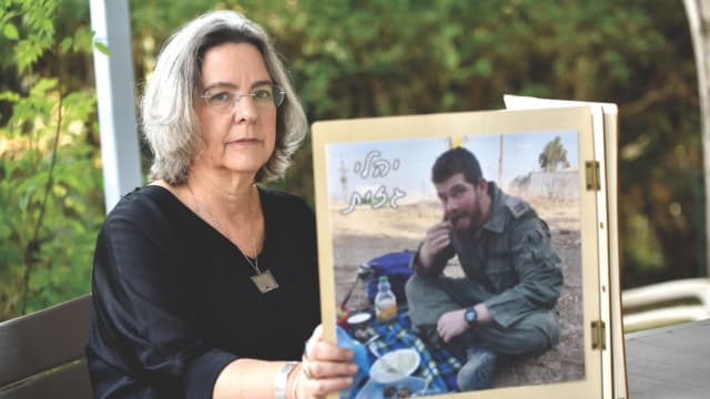 מיה עם תמונת הבן, סרן יהלי גזית ז"ל (צילום: שרון צור) מיה עם תמונת הבן, סרן יהלי גזית ז"ל