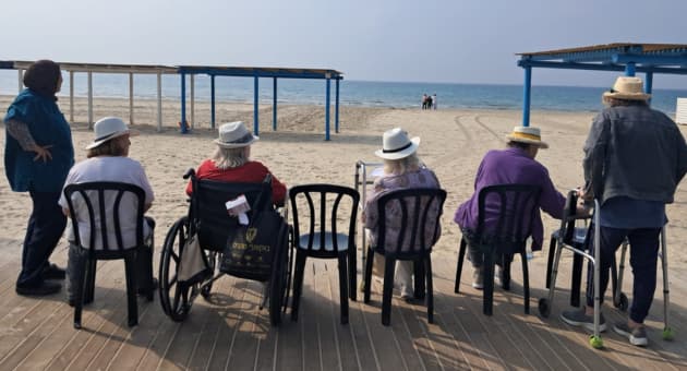 מבקרים בים